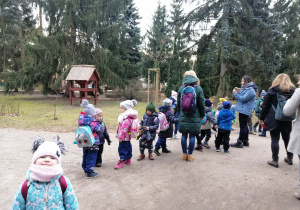 Dzieci oglądające karmnik na terenie CEPL